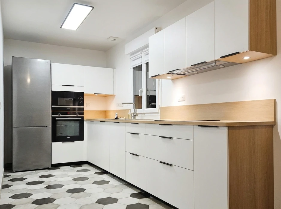 Cuisine moderne en L avec façades blanc mat et plan de travail en chêne clair