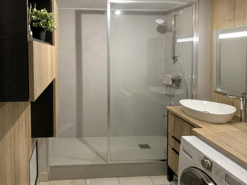 Salle de bain moderne avec douche à l'italienne, paroi en verre semi-dépoli, receveur blanc extra-plat, mitigeur thermostatique chromé, douchette à main
