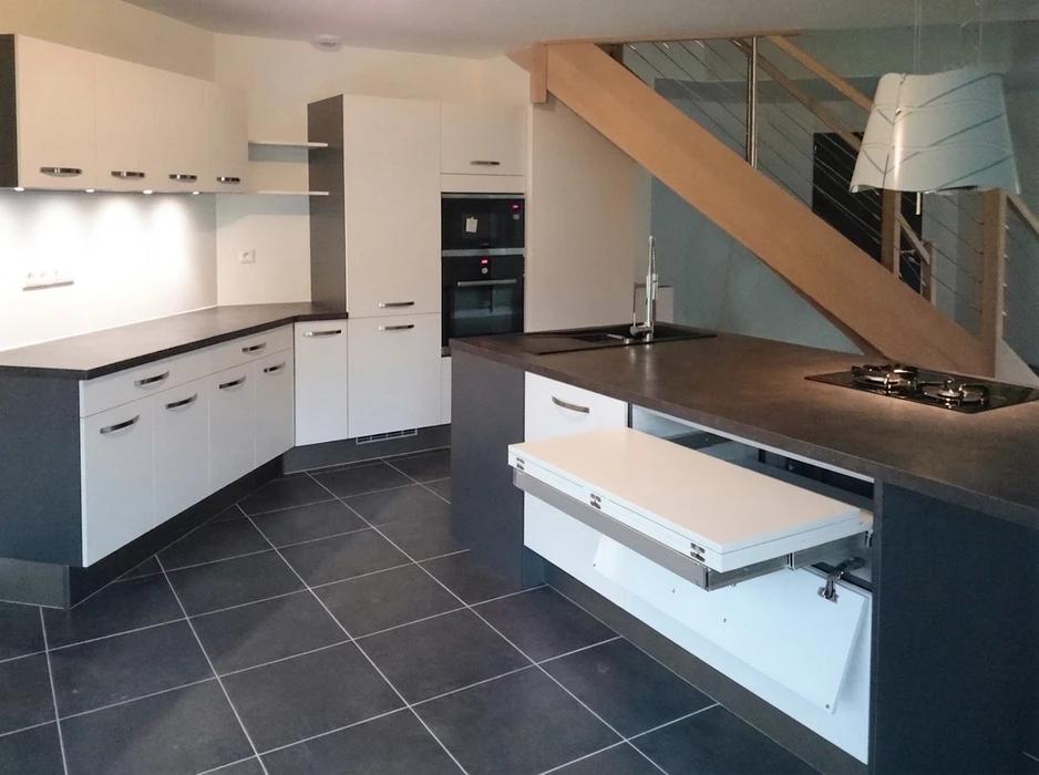 Cuisine moderne ouverte, style épuré, armoires laquées blanc mat, plan de travail gris anthracite