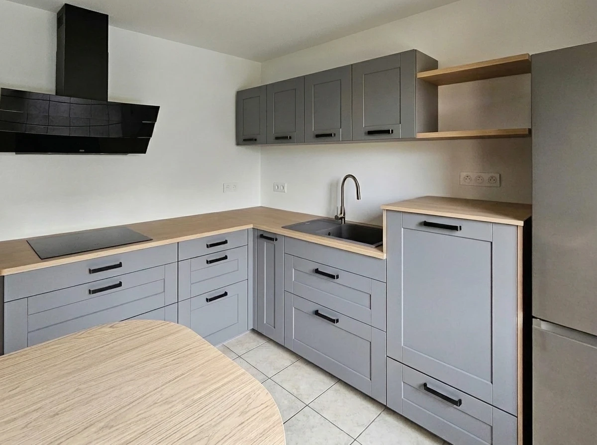 Cuisine moderne avec îlot central dans un intérieur contemporain épuré