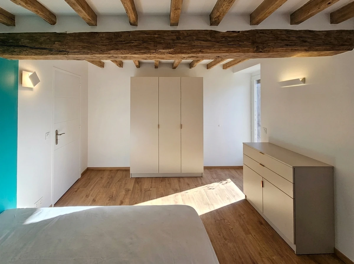 Cuisine moderne ouverte avec îlot central, plan de travail en quartz noir, évier intégré et robinet contemporain