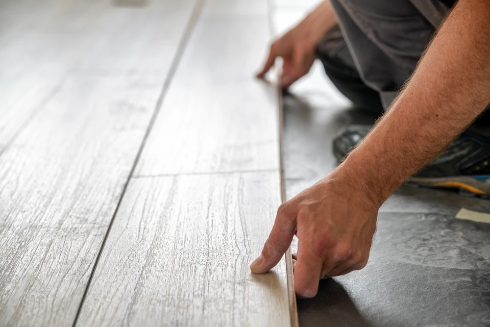 Couloir d'entrée lumineux avec parquet stratifié chêne clair
