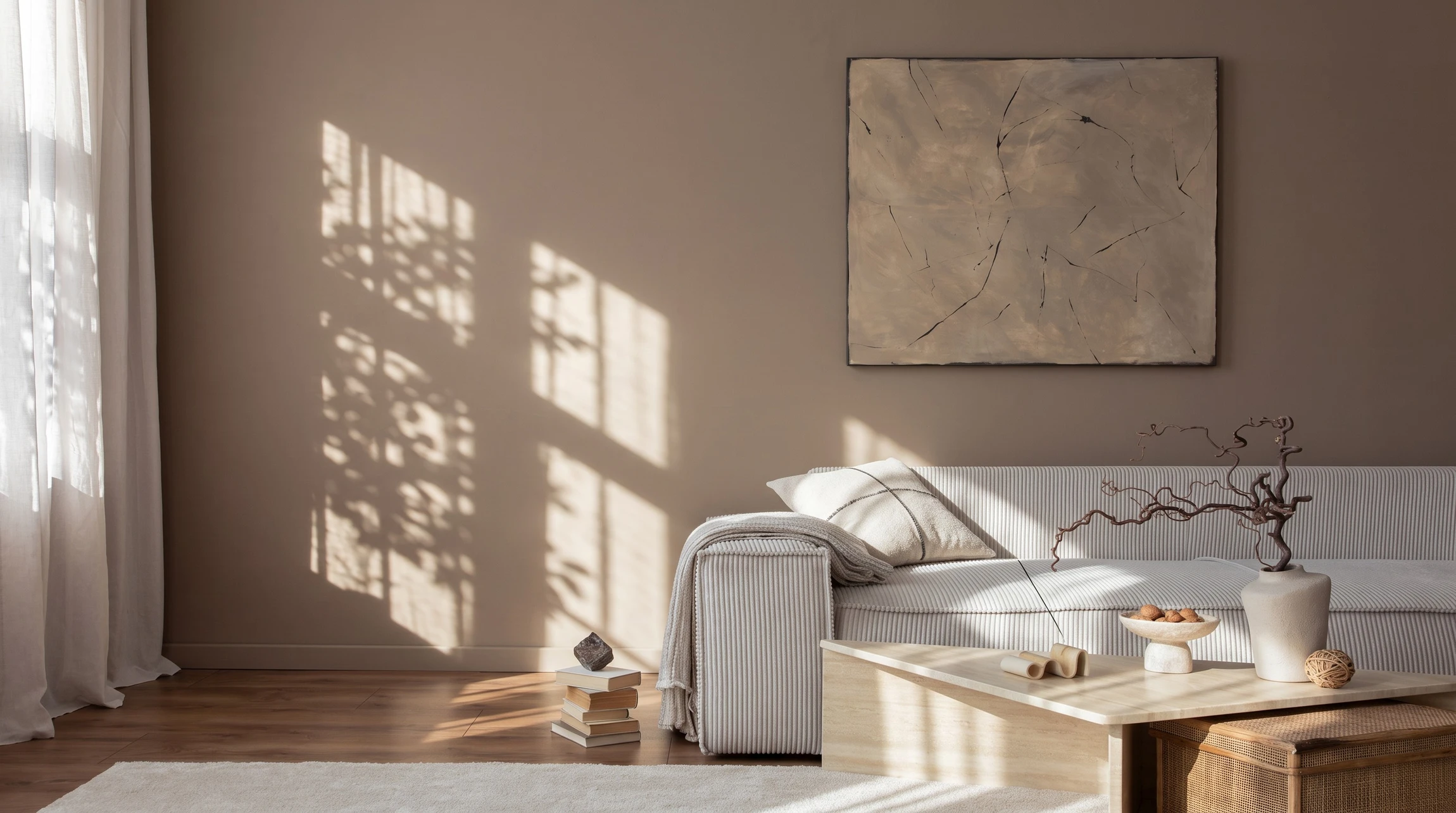 Photographie réelle d'une pièce intérieure moderne en cours ou achevée de rénovation, mettant en avant des murs fraîchement peints et enduits. L'image doit montrer des murs aux finitions impeccables, lisses et brillantes, du sol au plafond, avec une belle lumière naturelle ou artificielle révélant la qualité du travail. Possible d'inclure un angle de pièce avec des portes ou des menuiseries peintes, pour contexte résidentiel. Ambiance professionnelle, neutre à moderne.