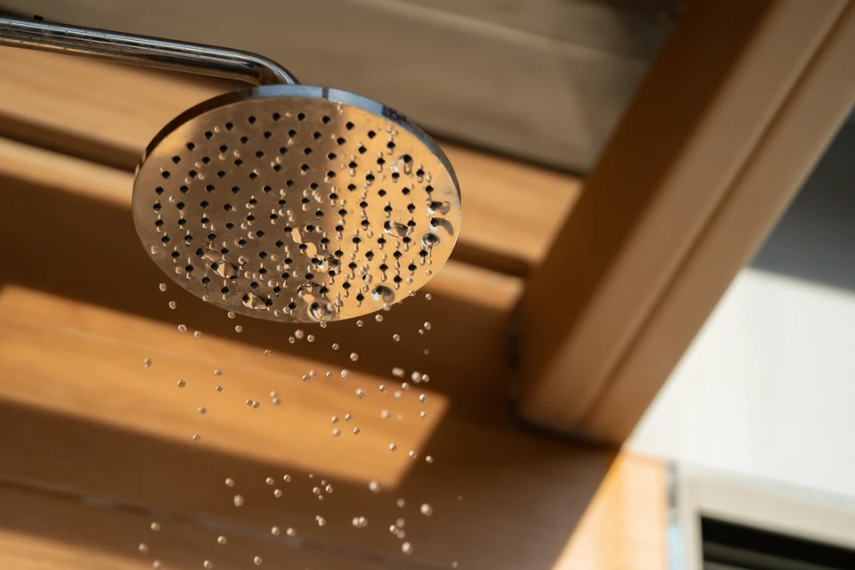 Salle de bain moderne avec douche à l'italienne, paroi en verre semi-dépoli, receveur blanc extra-plat, mitigeur thermostatique chromé, douchette à main