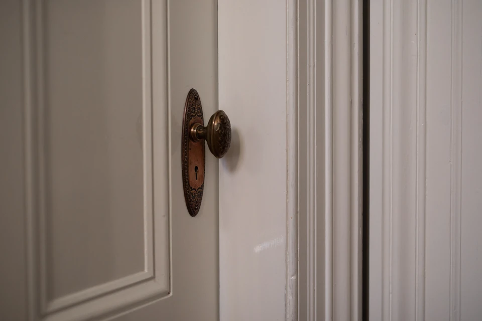 Couloir d'entrée lumineux avec parquet stratifié chêne clair