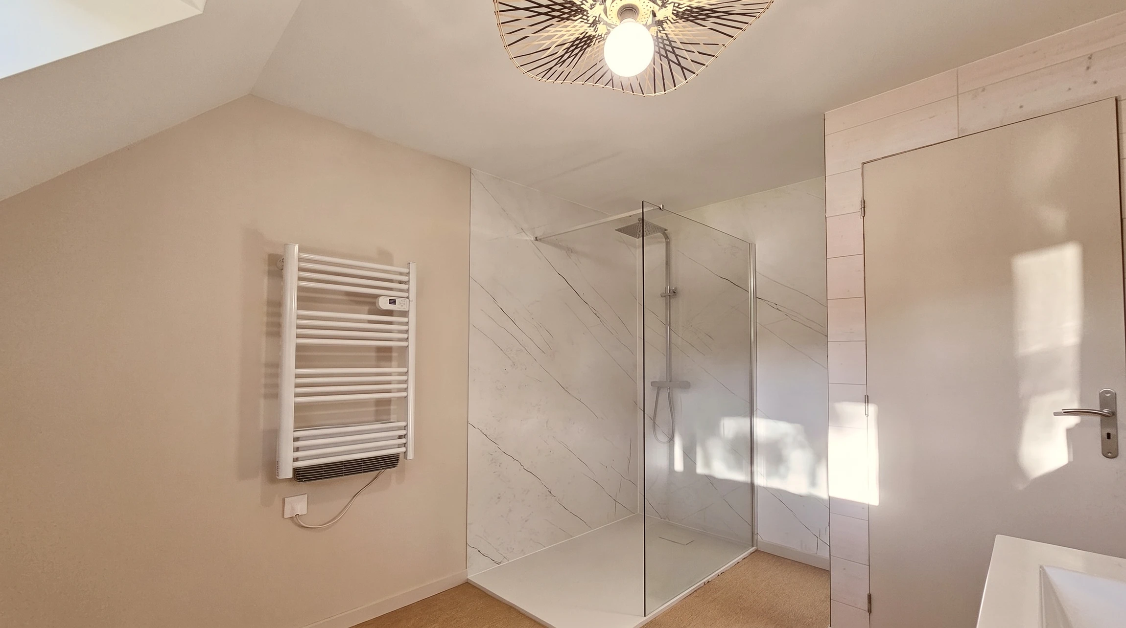 Salle de bain moderne avec douche à l'italienne en fonctionnement, colonne de douche chromée avec douchette à main et pommeau de tête carré