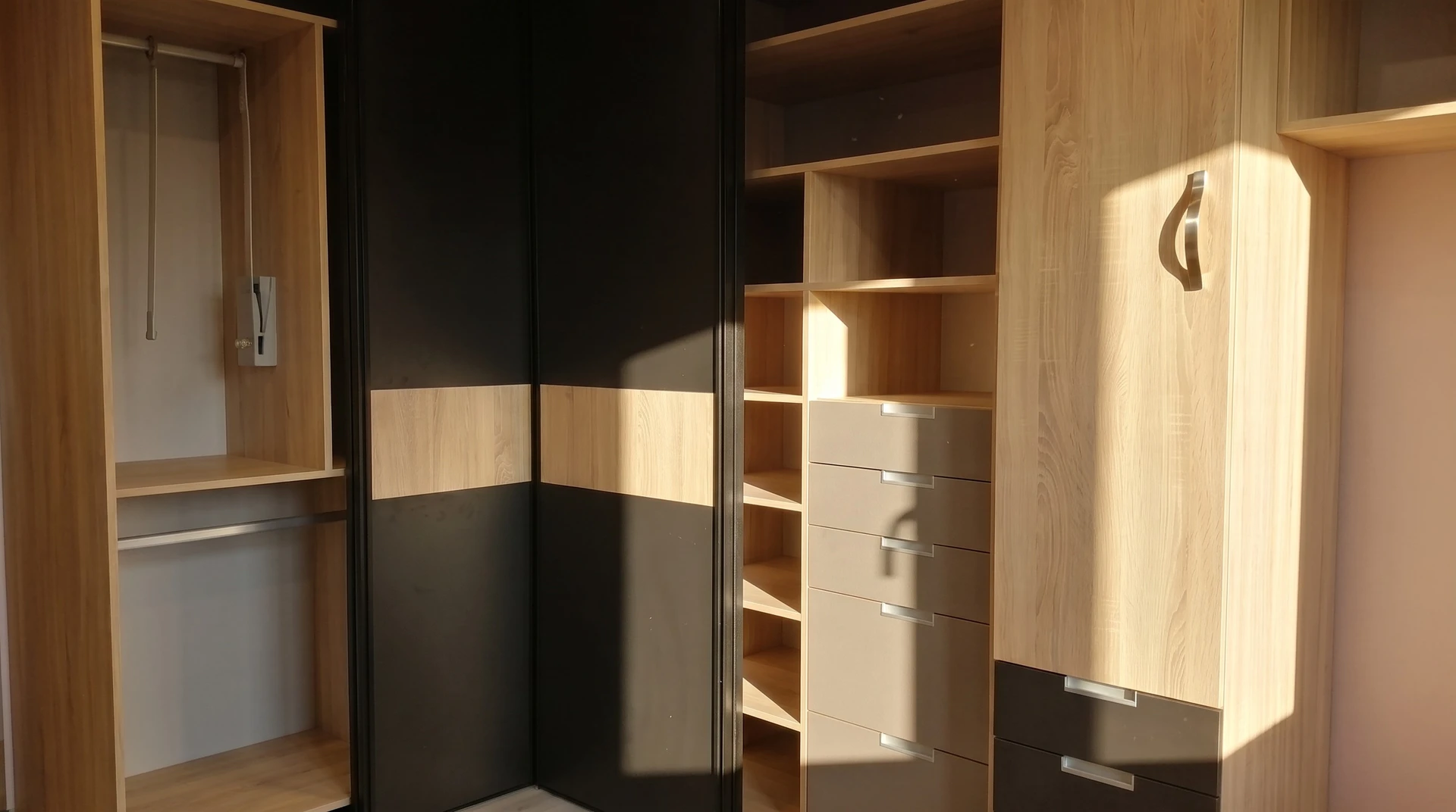 Dressing moderne avec aménagement sur mesure en bois clair, comprenant penderies avec éclairage LED intégré, étagères de rangement, tiroirs et compartiments pour chaussures